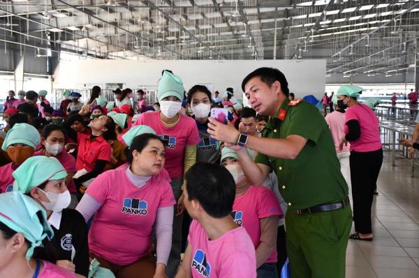 Thanh niên Công an xung kích hỗ trợ người dân góp ý dự thảo sửa đổi, bổ sung Hiến pháp 2013