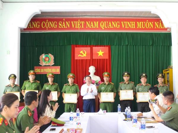 Quận Cẩm Lệ khen thưởng các đơn vị phá án lừa đảo bằng công nghệ cao
