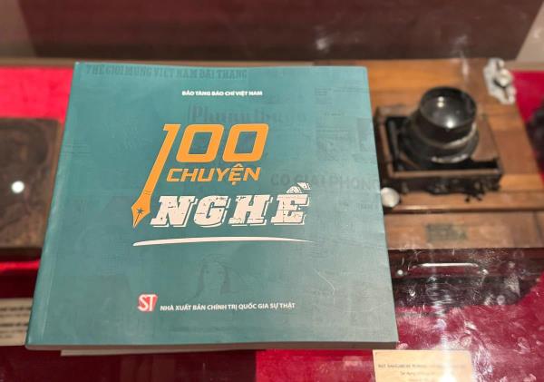 Cuốn sách 100 chuyện nghề - Những lát cắt chân thực, xúc động về nghề báo cao quý