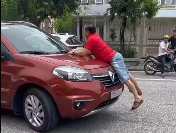 Công an vào cuộc vụ người đàn ông bám nắp capo khi ô-tô đang chạy trên đường