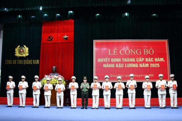 942 cán bộ, chiến sĩ, lao động hợp đồng Công an Quảng Nam được thăng cấp bậc hàm, nâng bậc lương năm 2025