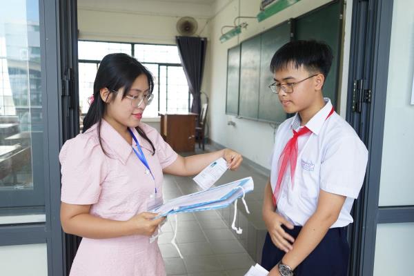 Thí sinh phấn khởi đánh giá đề thi môn Ngữ văn dễ, vừa sức