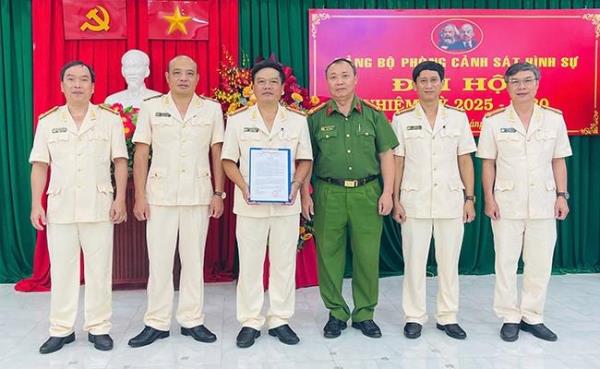 Khen thưởng lực lượng bắt đối tượng lừa đảo chiếm đoạt tài sản