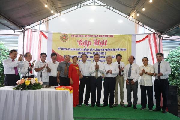 Gặp mặt thân mật, trao Huy hiệu Cựu CAND cho hội viên Hội Cựu CAND quận Hải Châu