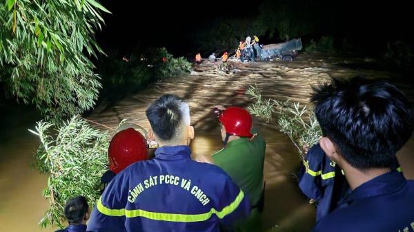 Xuyên đêm cứu hộ 4 người dân mắc kẹt trong nước lũ
