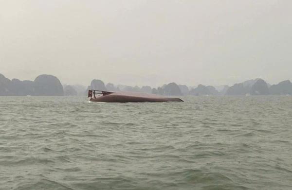 Quảng Ninh: Lật tàu du lịch chở 48 khách, nhiều người mất tích