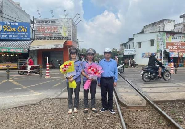 Ba giây sinh tử khi 2 người lao vào cứu thanh niên phi xe thông chốt trước mũi tàu