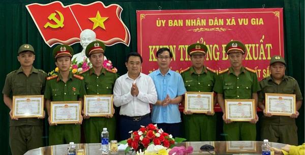 Khen thưởng đột xuất Công an xã Vu Gia về thành tích đấu tranh phòng, chống tội phạm