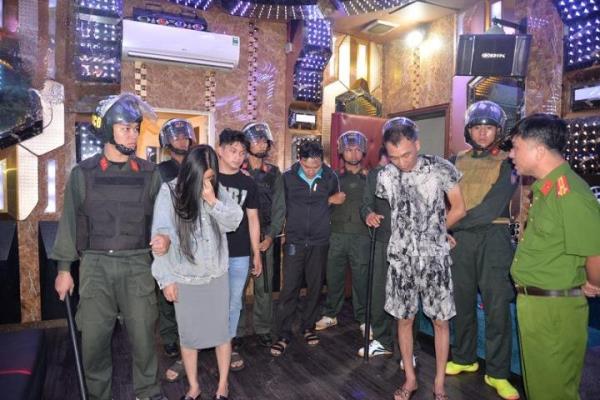 Đột kích hàng loạt tụ điểm bay lắc núp bóng quán karaoke, nhà nghỉ trá hình