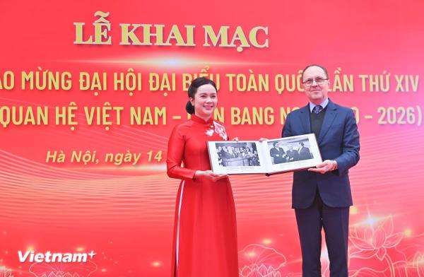Tiếp nhận 30 ảnh tư liệu quý về Chủ tịch Hồ Chí Minh do Đại sứ quán Liên bang Nga trao tặng