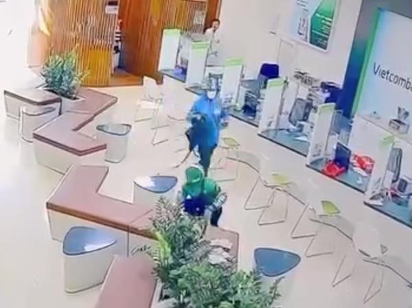 Hai đối tượng cướp ngân hàng giữa trung tâm phường Hội Phú
