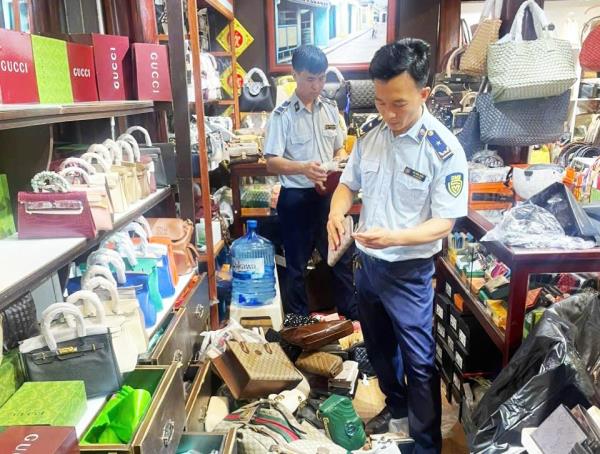Phát hiện 3 cơ sở ở phố cổ Hội An kinh doanh gần 200 túi xách giả