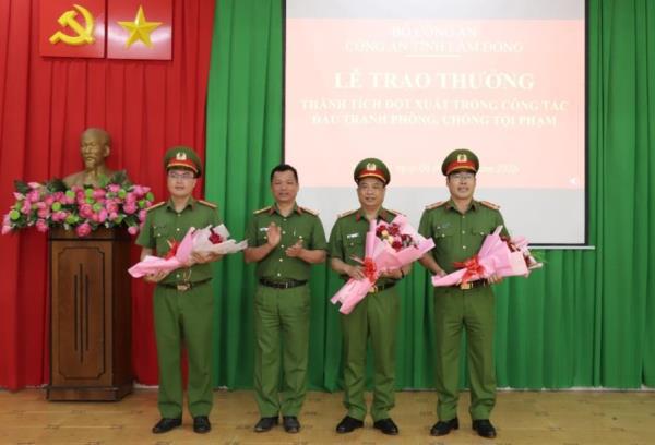 Công an tỉnh Lâm Đồng khen thưởng cho lực lượng điều tra khám phá nhanh vụ cướp tiệm vàng