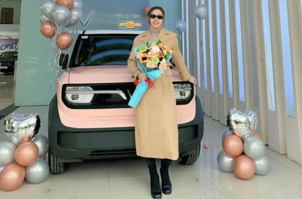 Có xe 5 tỷ đồng, nữ chủ xe vẫn chọn VinFast VF 3 để di chuyển trong phố