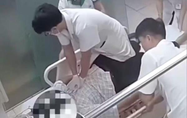 Bác sĩ trẻ liên tục ép tim trên băng ca, kịp thời cứu bệnh nhân