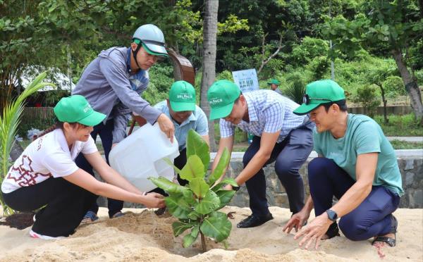 Một màu xanh, hai mặt trận
