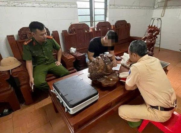 Xử phạt chủ xe ô-tô lắp đèn gây lóa