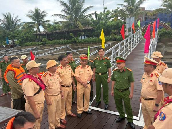Lãnh đạo Công an TP Đà Nẵng thăm, động viên học viên lớp đào tạo, thi, cấp chứng chỉ lái xuồng máy CAND năm 2026