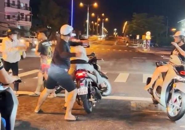 Củng cố hồ sơ xử lý 2 đối tượng gây rối giữa đường