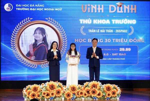 Trường Đại học Ngoại ngữ vinh danh 25 sinh viên đạt kết quả cao trong kỳ tuyển sinh năm 2026