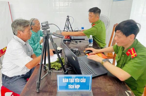 Công an các địa phương đẩy nhanh tiến độ thu nhận mẫu ADN thân nhân liệt sĩ