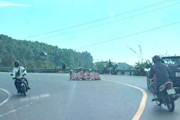 Công an TP Đà Nẵng xác minh vụ 6 phụ nữ mặc đồng phục, ngồi bệt giữa khúc cua trên đèo Hải Vân