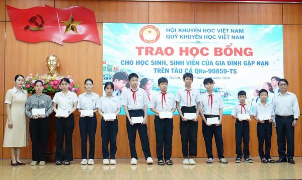 Trao 44 suất học bổng cho con của các thuyền viên gặp nạn