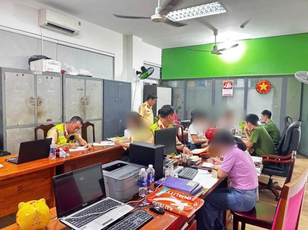 Phạt lục cô nương ngồi giữa đường… tự sướng