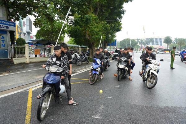 Làm rõ nhóm thanh thiếu niên mang hung khí, chạy xe náo loạn trung tâm phố Huế để khoe chiến tích trên TikTok