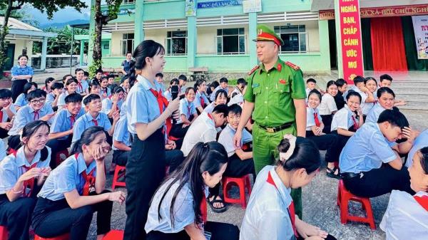 Phổ biến kiến thức pháp luật về an toàn giao thông cho học sinh
