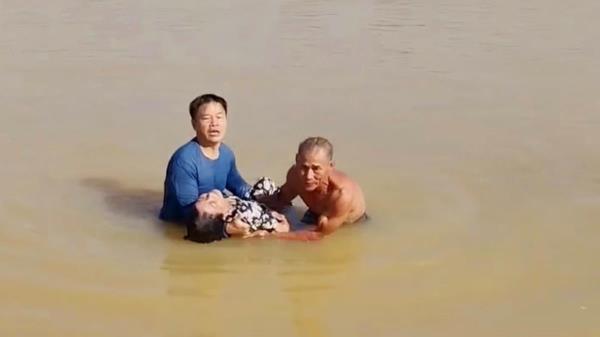 Những phút giây không ngần ngại cứu người của CSGT Huế