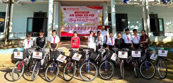 Tặng 10 chiếc xe đạp cho học sinh có hoàn cảnh khó khăn