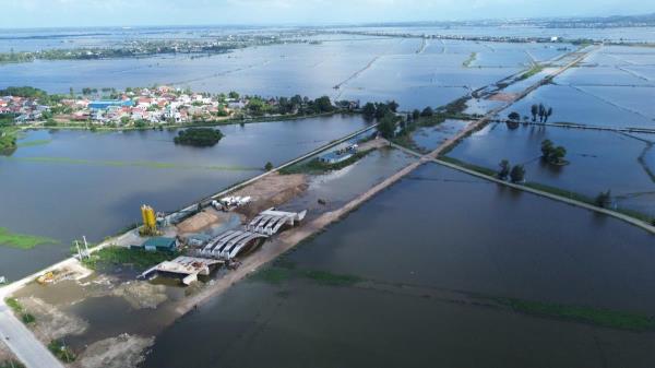 Đường nối sân bay Phú Bài ngổn ngang giữa vùng ngập nước