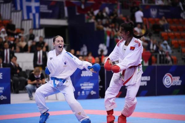 Võ sĩ Trần Thị Cẩm Tú giành huy chương bạc Giải Karate trẻ thế giới 2026