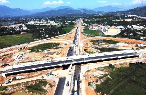 Thi công nước rút trên công trình Nút giao QL14B với cao tốc Đà Nẵng - Quảng Ngãi