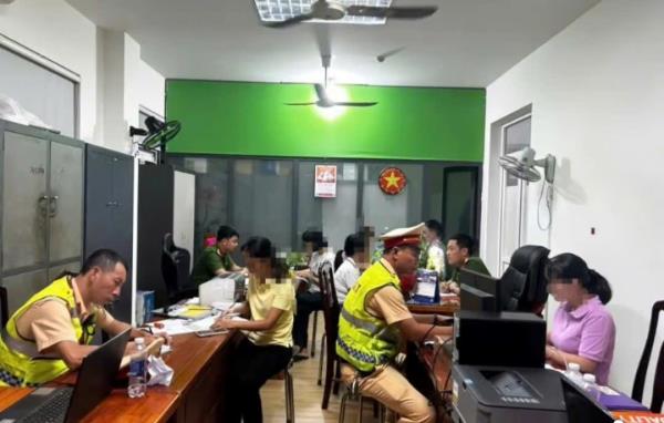 Cảnh sát giao thông Đà Nẵng phạt 6 người ngồi giữa đường trên đèo Hải Vân gây cản trở giao thông