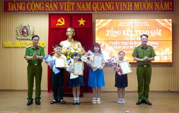 Lan tỏa tình cảm với người lính cứu hỏa qua những lá thư của học sinh