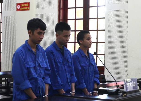 Mua ma túy vừa dùng vừa bán, ba thanh niên lĩnh án