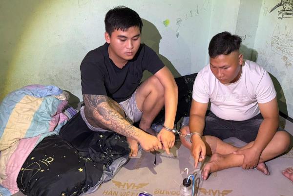 Công an phường Hòa Khánh bắt khẩn cấp nhóm đối tượng mua bán, tổ chức sử dụng trái phép chất ma túy