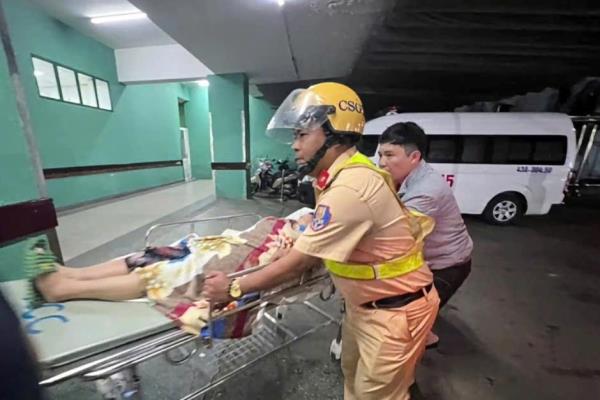 Cảnh sát giao thông Đà Nẵng mở đường đưa người dân đi cấp cứu trong đêm