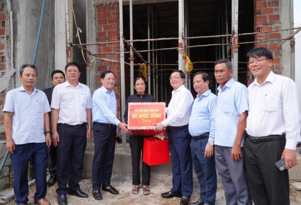Phó Thủ tướng Hồ Quốc Dũng thăm, tặng quà người dân khu tái định cư Núi Cấm