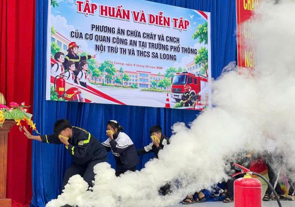 Trang bị kỹ năng PCCC, CNCH cho học sinh vùng biên giới