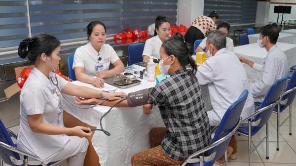 Chăm sóc người cao tuổi không chỉ dừng ở điều trị bệnh