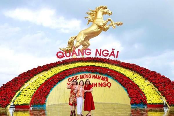 Linh vật ngựa xuân Bính Ngọ 2026 Quảng Ngãi và Gia Lai tạo điểm nhấn thu hút người dân, du khách