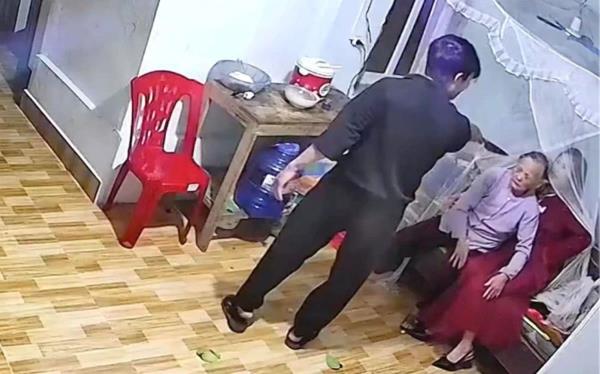 Khẩn trương xác minh vụ con trai đánh mẹ và chị gái