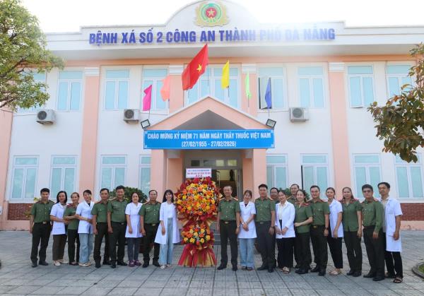 Đại tá Nguyễn Thành Long – Phó Giám đốc CATP Đà Nẵng thăm, chúc mừng các bệnh viện