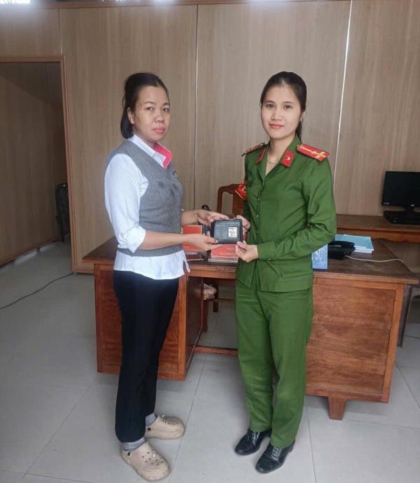 Trả tài sản cho người đánh rơi
