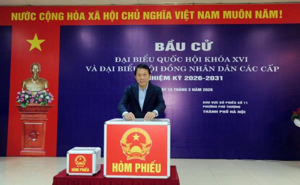 Bộ trưởng Lương Tam Quang bỏ phiếu bầu cử tại Khu vực bỏ phiếu số 11