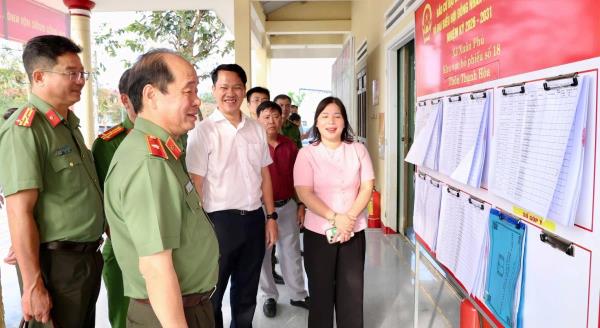 Thiếu tướng Nguyễn Hữu Hợp kiểm tra công tác chuẩn bị bầu cử tại hai xã Xuân Phú và Quế Sơn Trung