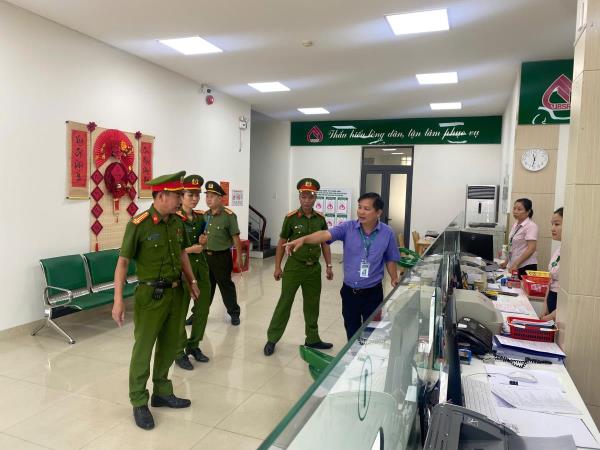 Diễn tập trấn áp tội phạm cướp tài sản tại ngân hàng ở Sơn Trà